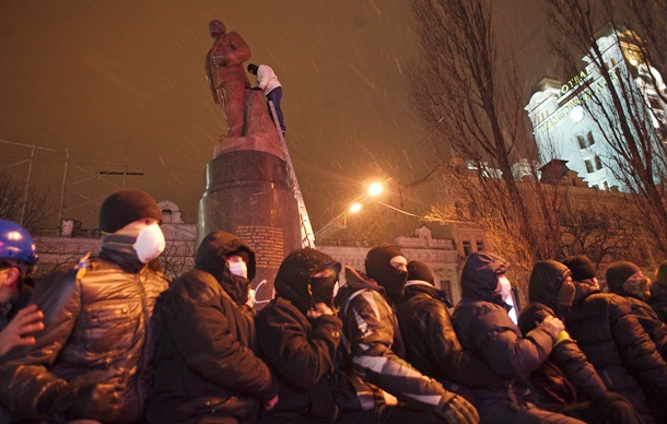 Как сносили памятник Ленину в Киеве. Как сносили памятник Ленину в Киеве.