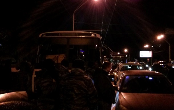 Автомайдановцы заблокировали автобусы с Беркутом на проспекте Победы в Киеве Автомайдановцы заблокировали автобусы с Беркутом на проспекте Победы в Киеве