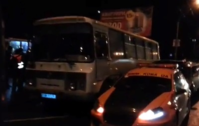 Страсти на проспекте Победы улеглись: митингующие и Беркут разошлись Страсти на проспекте Победы улеглись: митингующие и Беркут разошлись