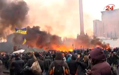 Кровавая ночь на Майдане перешла в кровавое утро: силовики продолжают наступление Кровавая ночь на Майдане перешла в кровавое утро: силовики продолжают наступление