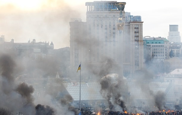 Митингующие захватили Украинский дом и строят баррикады на Грушевского и Владимирском спуске Митингующие захватили Украинский дом и строят баррикады на Грушевского и Владимирском спуске
