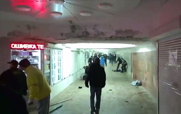 Видео избиения пророссийскими активистами своих оппонентов в подземном переходе в Харькове