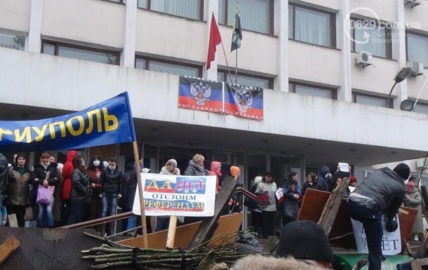 В Мариуполе разбирают баррикады. Движение транспорта восстановлено, - СМИ В Мариуполе разбирают баррикады. Движение транспорта восстановлено, - СМИ