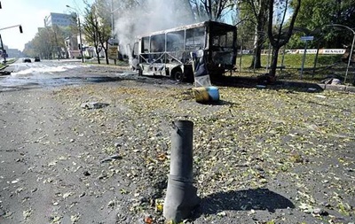 Боевики ДНР выпустили снаряд в пассажирский автобус в Донецке: минимум 6 человек погибли Боевики ДНР выпустили снаряд в пассажирский автобус в Донецке: минимум 6 человек погибли