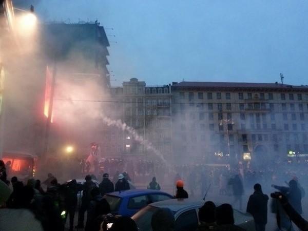 Столкновения на Грушевского продолжаются более 15 часов Столкновения на Грушевского продолжаются более 15 часов