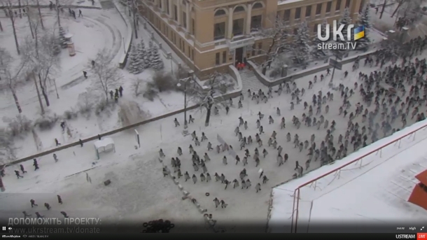 На улице Грушевского продолжается противостояние между активистами и милицией На улице Грушевского продолжается противостояние между активистами и милицией