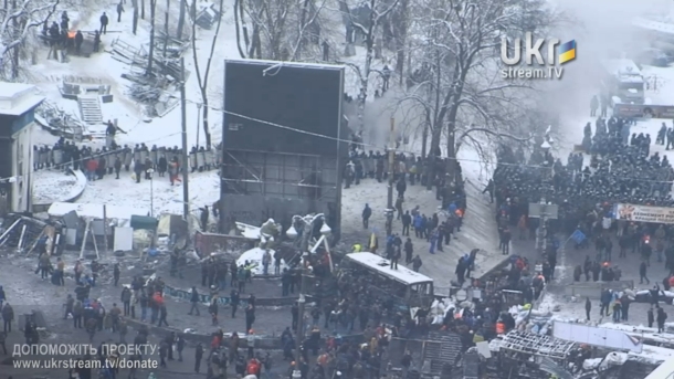 На улице Грушевского продолжается противостояние между активистами и милицией