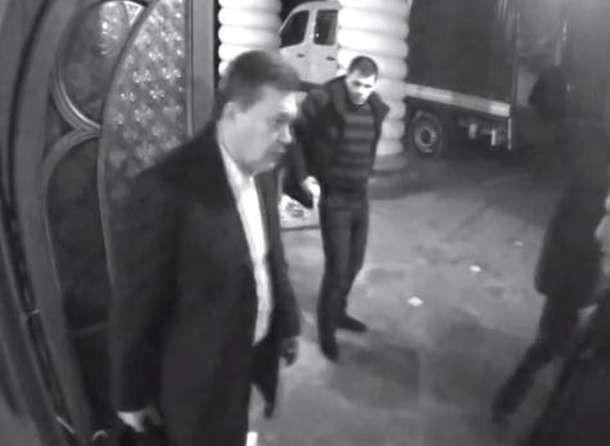 Обнародовано видео, как Янукович уезжал из Межигорья с ценностями