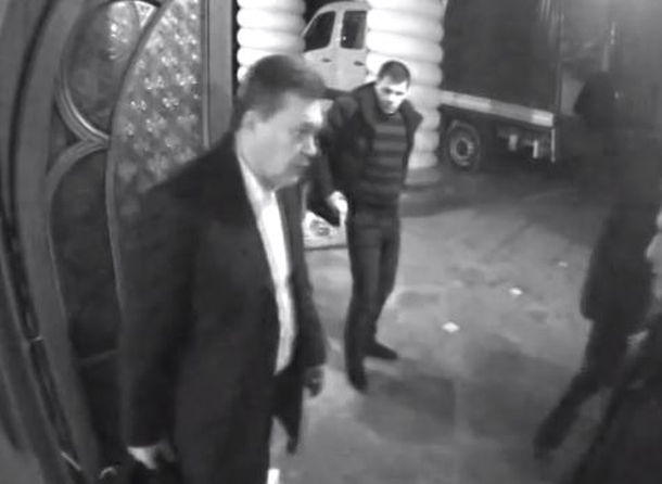 Обнародовано видео, как Янукович уезжал из Межигорья с ценностями Обнародовано видео, как Янукович уезжал из Межигорья с ценностями