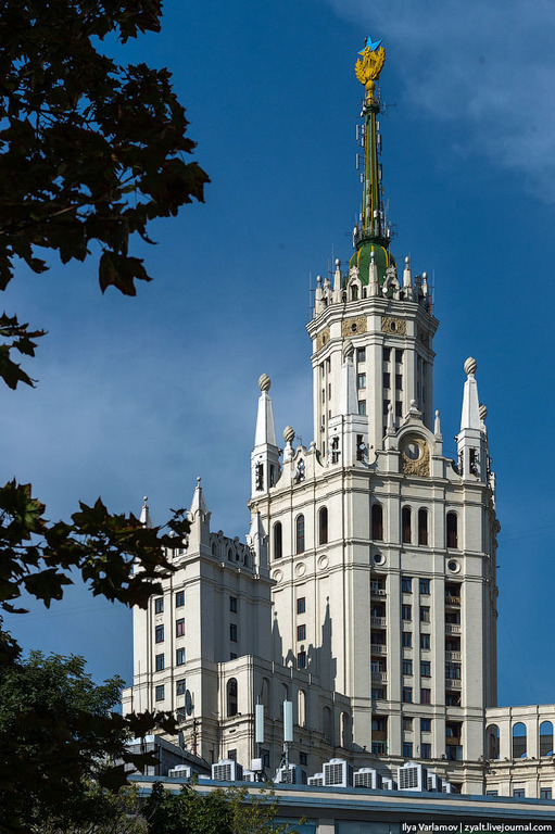 Флаг Украины на московской высотке Флаг Украины на московской высотке