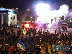 Шумовая граната разорвала ногу митингующему, у второго повреждена голова