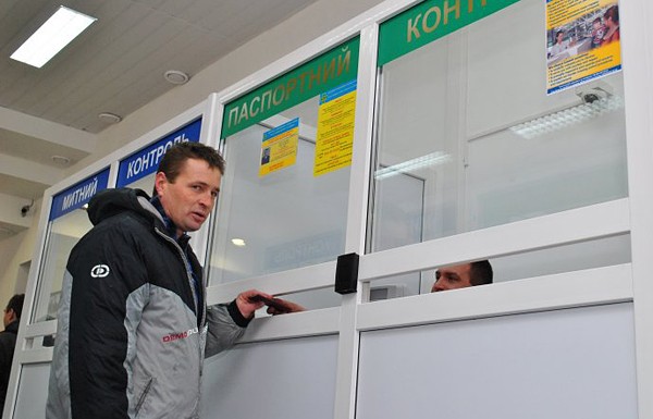 Порошенко поручил урегулировать выезд за границу лиц, подлежащих призыву Порошенко поручил урегулировать выезд за границу лиц, подлежащих призыву