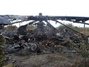 Под Славянском террористы сбили украинский вертолет Ми-8 Под Славянском террористы сбили украинский вертолет Ми-8