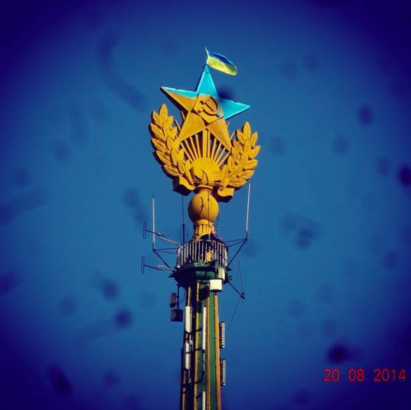Флаг Украины на московской высотке Флаг Украины на московской высотке