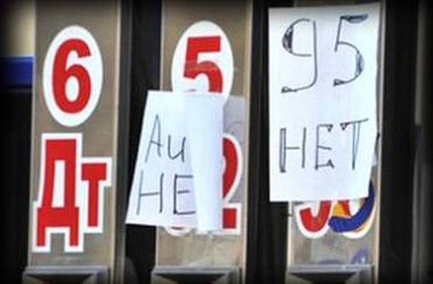 В оккупированном Крыму заканчивается бензин. Цены на топливо резко взлетели В оккупированном Крыму заканчивается бензин. Цены на топливо резко взлетели