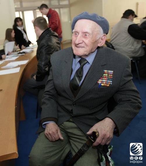 92-летний ветеран Великой Отечественной войны пришел в штаб Национальной защиты записаться в новобранцы. ФОТО дня 92-летний ветеран Великой Отечественной войны пришел в штаб Национальной защиты записаться в новобранцы. ФОТО дня