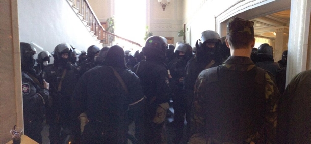 В Раду зашли силовики с автоматами, - Яценюк. ФОТО В Раду зашли силовики с автоматами, - Яценюк. ФОТО