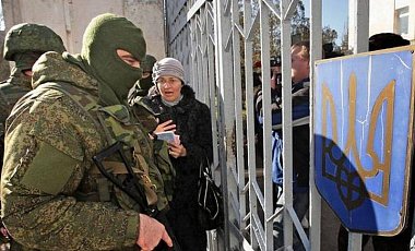 Российские военные блокируют украинские воинские части (фото - mil.gov.ua) Российские военные блокируют украинские воинские части (фото - mil.gov.ua)