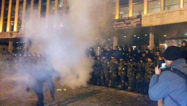 Второй день столкновений во время концерта Ани Лорак в Киеве. ФОТОрепортаж+ВИДЕО Второй день столкновений во время концерта Ани Лорак в Киеве. ФОТОрепортаж+ВИДЕО