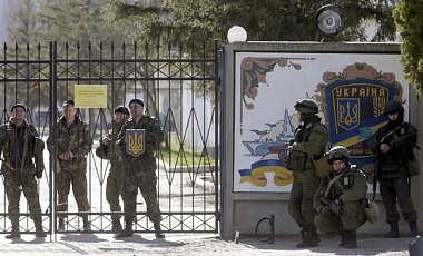 Российские военные блокируют украинские воинские части в Крыму (фото - ЕРА) Российские военные блокируют украинские воинские части в Крыму (фото - ЕРА)