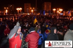 Черкассы: активисты штурмуют ОГА и возводят баррикады. ФОТОрепортаж+ВИДЕО