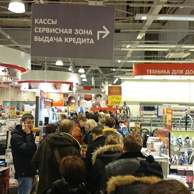 Черный вторник в РФ: россияне штурмуют магазины, избавляясь от рублей и сметая все на своем пути. Шокирующий ФОТОрепортаж Черный вторник в РФ: россияне штурмуют магазины, избавляясь от рублей и сметая все на своем пути. Шокирующий ФОТОрепортаж
