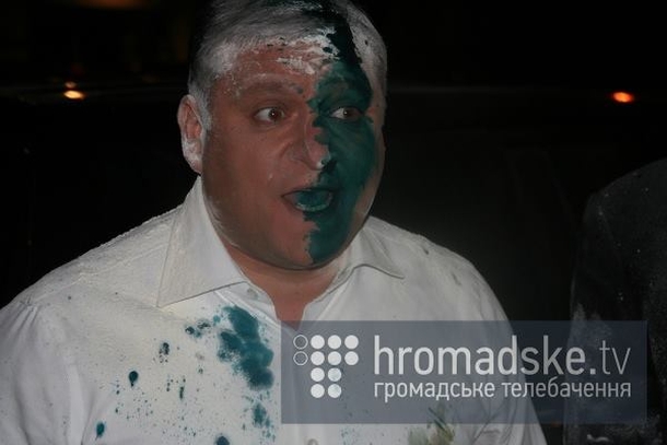 Кандидата в президенты Михаила Добкина Украины облили зеленкой и обсыпали мукой Кандидата в президенты Михаила Добкина Украины облили зеленкой и обсыпали мукой