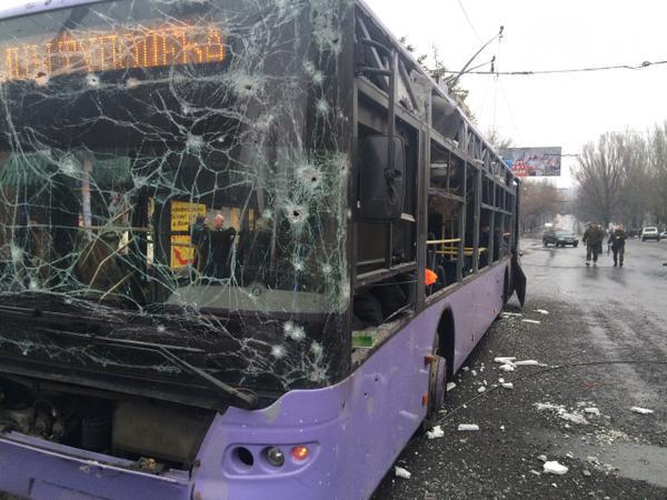 В Донецке снаряд попал в остановку: есть жертвы, российские СМИ сообщают о 13 погибших В Донецке снаряд попал в остановку: есть жертвы, российские СМИ сообщают о 13 погибших