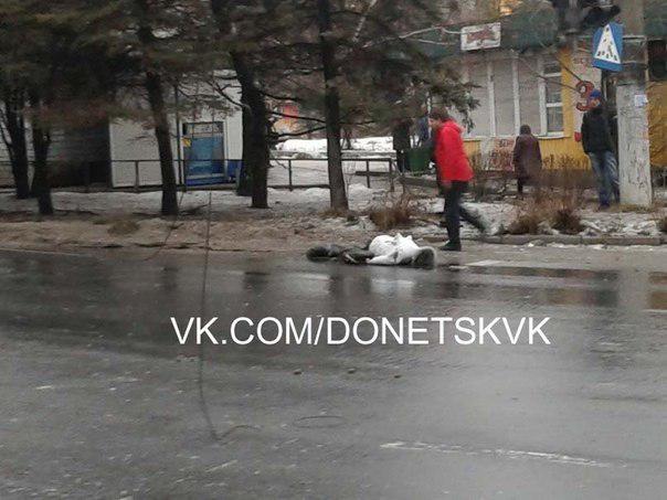 В Донецке снаряд попал в остановку: есть жертвы, российские СМИ сообщают о 13 погибших В Донецке снаряд попал в остановку: есть жертвы, российские СМИ сообщают о 13 погибших