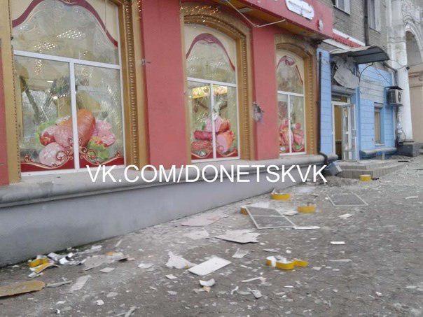 В Донецке снаряд попал в остановку: есть жертвы, российские СМИ сообщают о 13 погибших В Донецке снаряд попал в остановку: есть жертвы, российские СМИ сообщают о 13 погибших