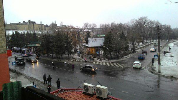 В Донецке снаряд попал в остановку: есть жертвы, российские СМИ сообщают о 13 погибших В Донецке снаряд попал в остановку: есть жертвы, российские СМИ сообщают о 13 погибших