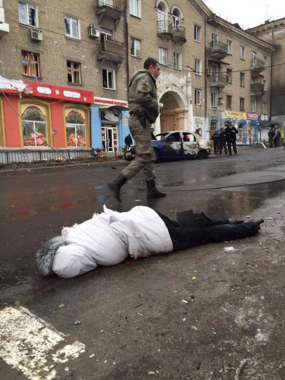 В Донецке снаряд попал в остановку: есть жертвы, российские СМИ сообщают о 13 погибших В Донецке снаряд попал в остановку: есть жертвы, российские СМИ сообщают о 13 погибших