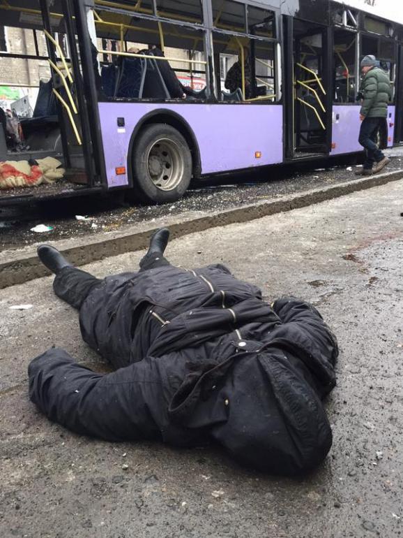 В Донецке снаряд попал в остановку: есть жертвы, российские СМИ сообщают о 13 погибших В Донецке снаряд попал в остановку: есть жертвы, российские СМИ сообщают о 13 погибших