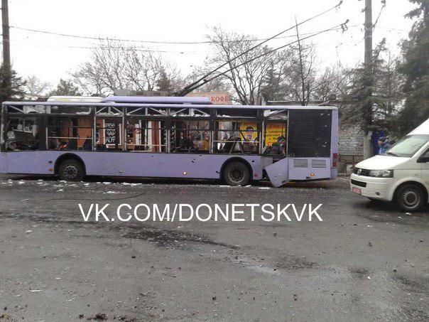 В Донецке снаряд попал в остановку: есть жертвы, российские СМИ сообщают о 13 погибших В Донецке снаряд попал в остановку: есть жертвы, российские СМИ сообщают о 13 погибших