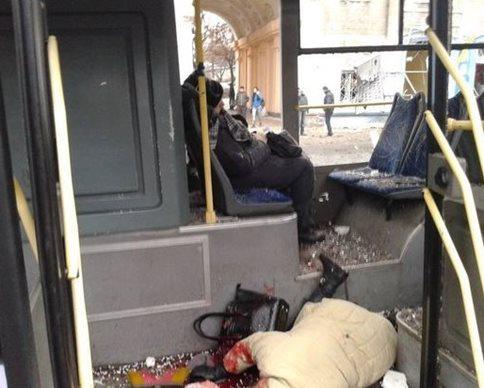 В Донецке снаряд попал в остановку: есть жертвы, российские СМИ сообщают о 13 погибших В Донецке снаряд попал в остановку: есть жертвы, российские СМИ сообщают о 13 погибших