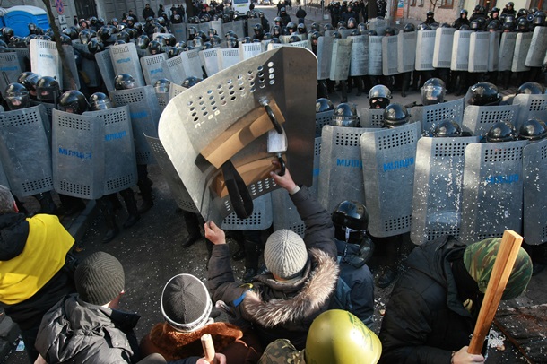 Первые столкновения и поджог грузовиков на Шелковичной Первые столкновения и поджог грузовиков на Шелковичной