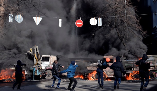 Первые столкновения и поджог грузовиков на Шелковичной Первые столкновения и поджог грузовиков на Шелковичной