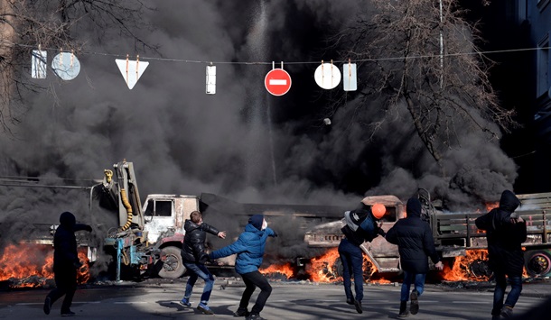 Первые столкновения и поджог грузовиков на Шелковичной