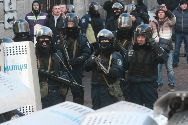 Первые столкновения и поджог грузовиков на Шелковичной Первые столкновения и поджог грузовиков на Шелковичной