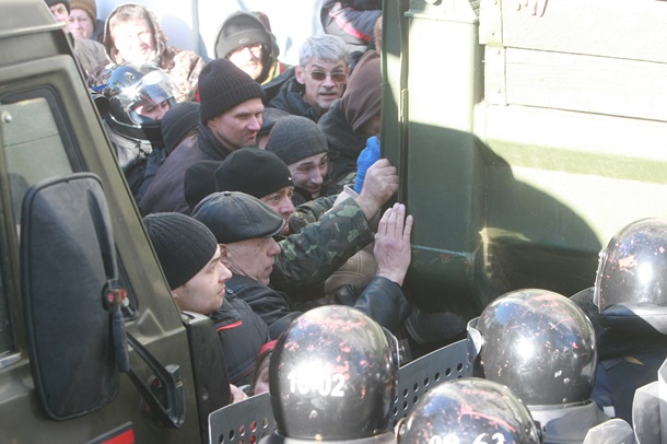 Первые столкновения и поджог грузовиков на Шелковичной