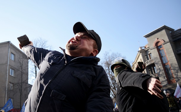 В ход пошли палки, камни и коктейли Молотова В ход пошли палки, камни и коктейли Молотова