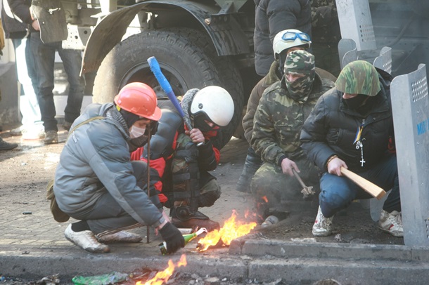 В ход пошли палки, камни и коктейли Молотова В ход пошли палки, камни и коктейли Молотова