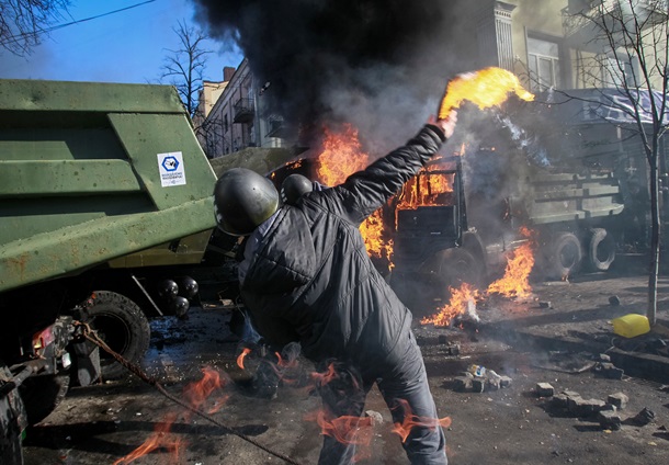 В ход пошли палки, камни и коктейли Молотова В ход пошли палки, камни и коктейли Молотова