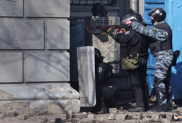 В ход пошли палки, камни и коктейли Молотова В ход пошли палки, камни и коктейли Молотова