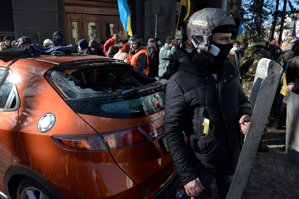 В ход пошли палки, камни и коктейли Молотова В ход пошли палки, камни и коктейли Молотова