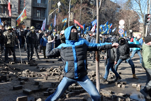 В ход пошли палки, камни и коктейли Молотова В ход пошли палки, камни и коктейли Молотова