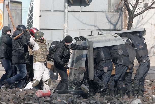 В ход пошли палки, камни и коктейли Молотова В ход пошли палки, камни и коктейли Молотова