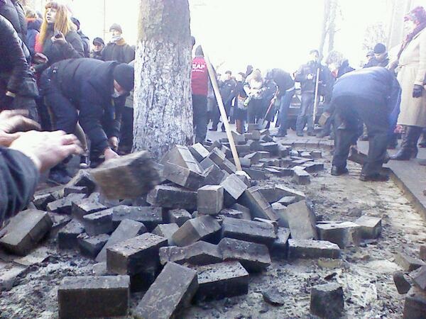 В ход пошли палки, камни и коктейли Молотова В ход пошли палки, камни и коктейли Молотова