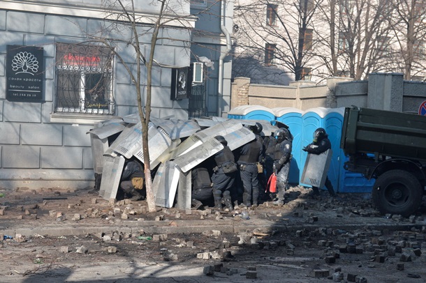 В ход пошли палки, камни и коктейли Молотова