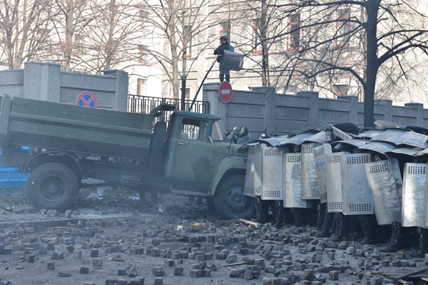 В ход пошли палки, камни и коктейли Молотова В ход пошли палки, камни и коктейли Молотова
